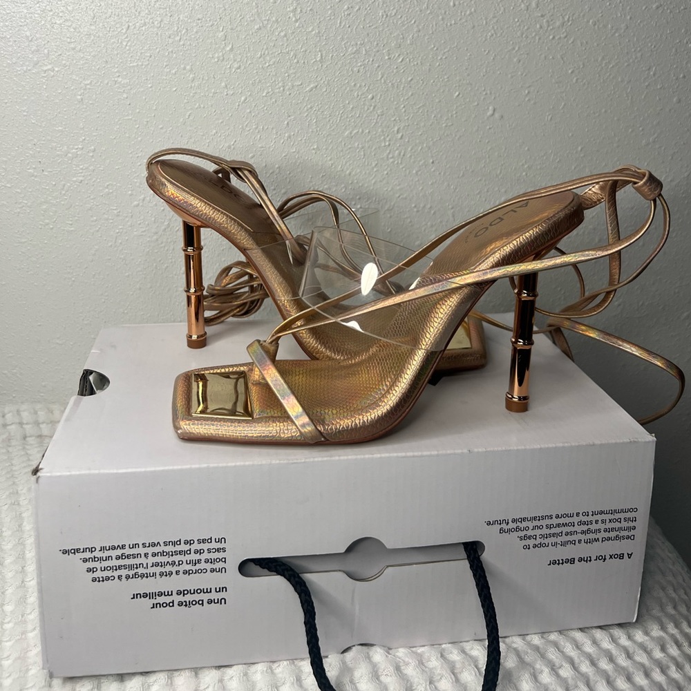 Like a new  condition with box only wear one time for Christmas beautiful color